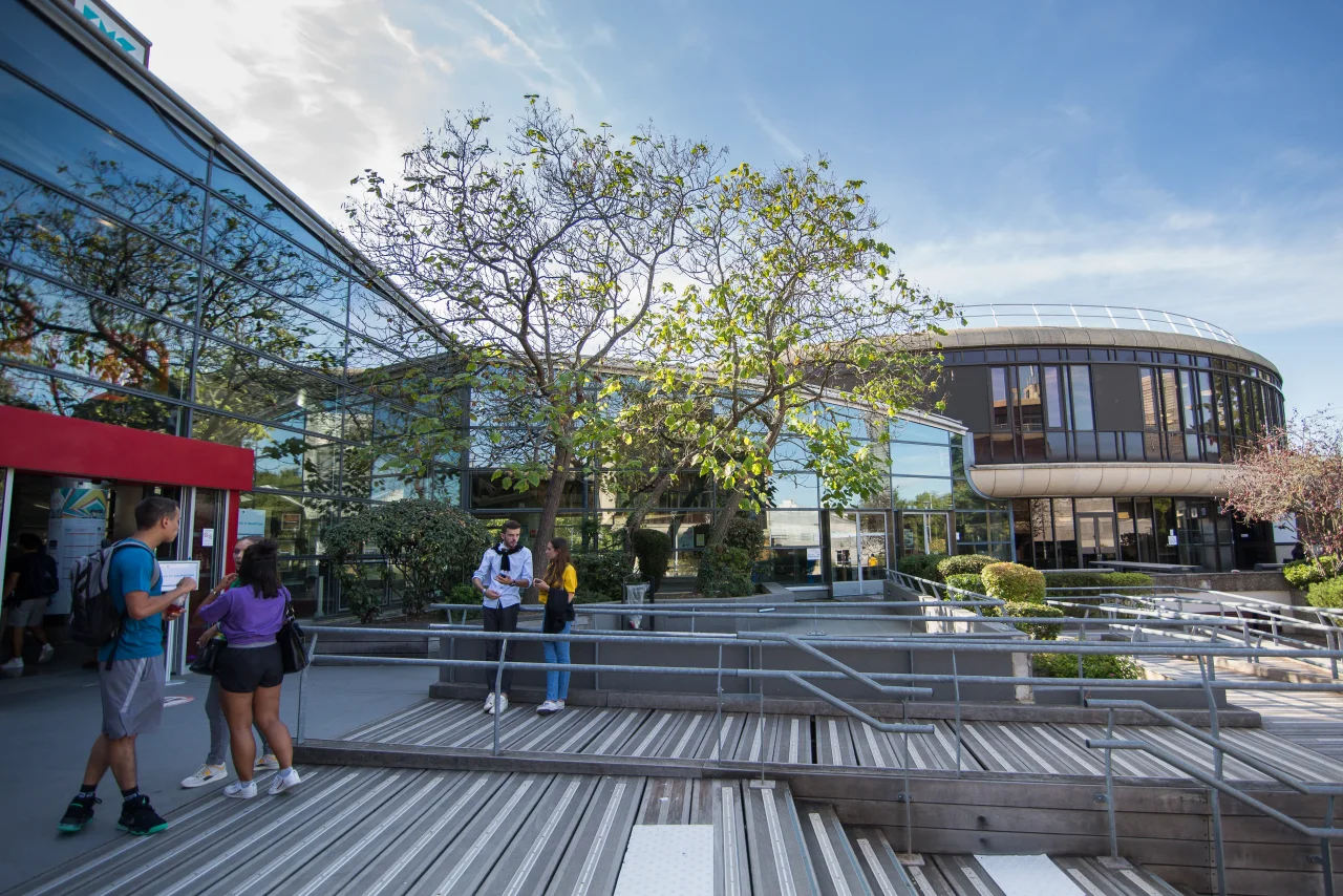 View of the Évry campus and buildings